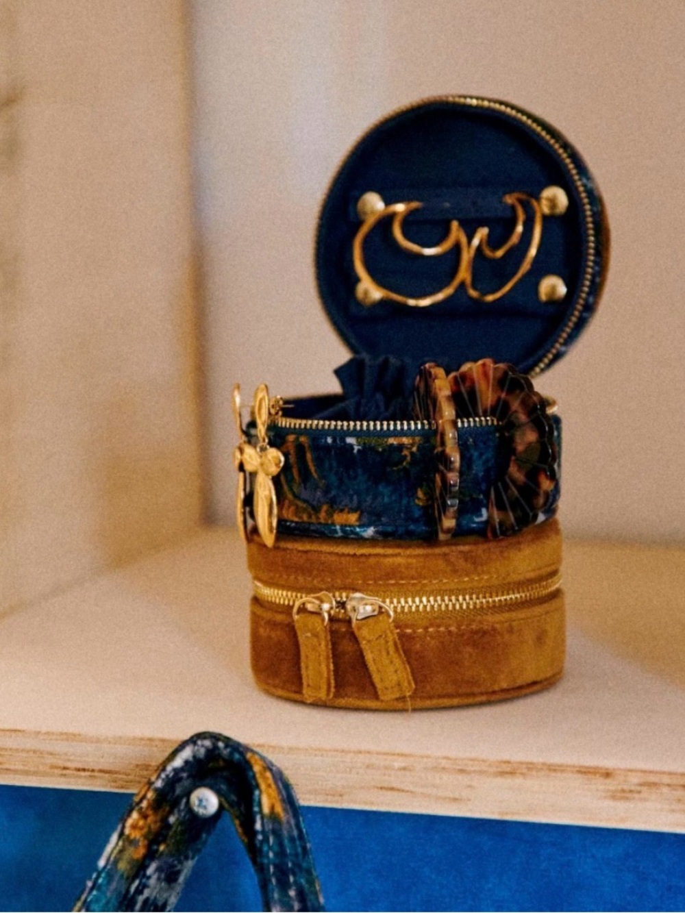 Sézane Round Velvet Jewelry Case in Caramel - Picture 4 of 8